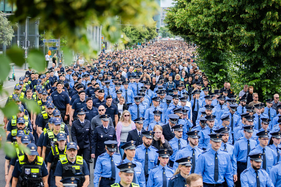 2500 Menschen beteiligten sich an dem Marsch zum Gedenken des getöteten Polizisten.