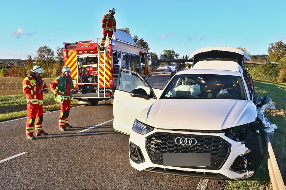 Der Audi wurde vor allem an der linken Seite stark beschädigt.