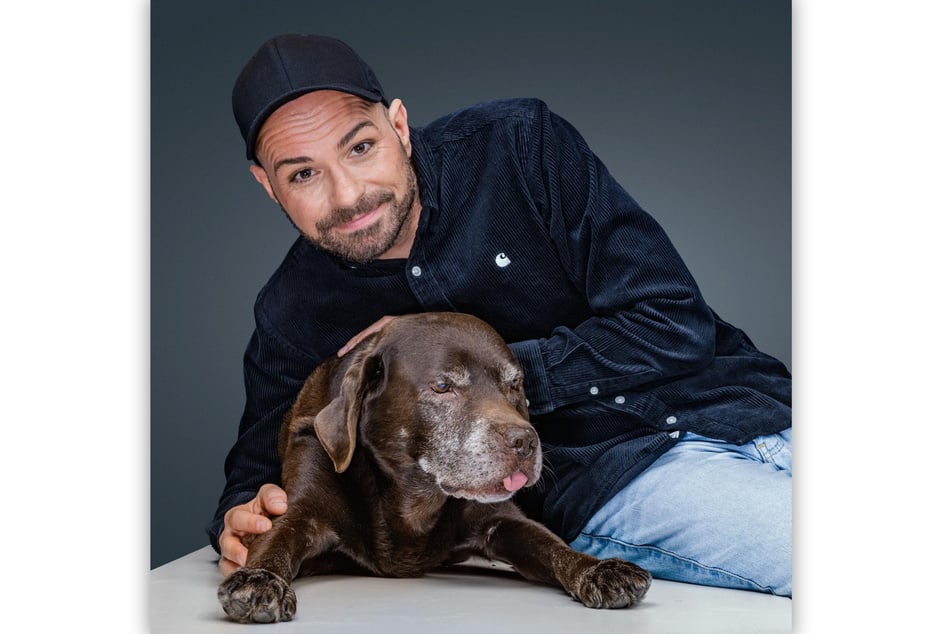 Schauspieler Christian Kühn mit seinem langjährigen Begleiter, Labrador Jesper.