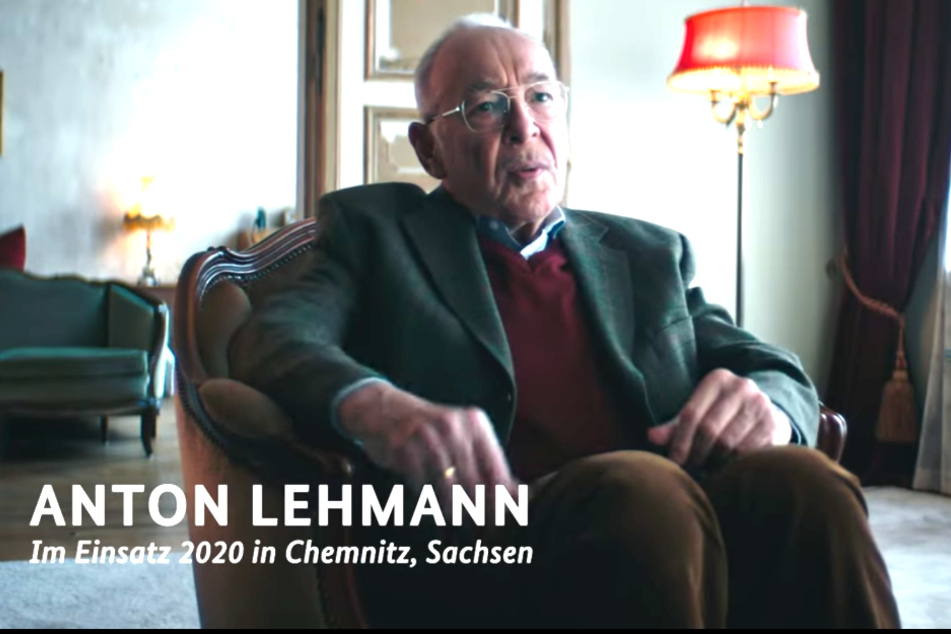 Ein Rentner namens Anton Lehmann aus Chemnitz erinnert sich in dem Video, wie er als junger Mann den Winter 2020 auf dem Sofa verbracht hat.