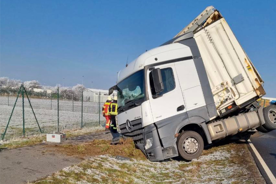 Lkw-Fahrer verliert Kontrolle, Auflieger kippt um: Bundesstraße dicht!