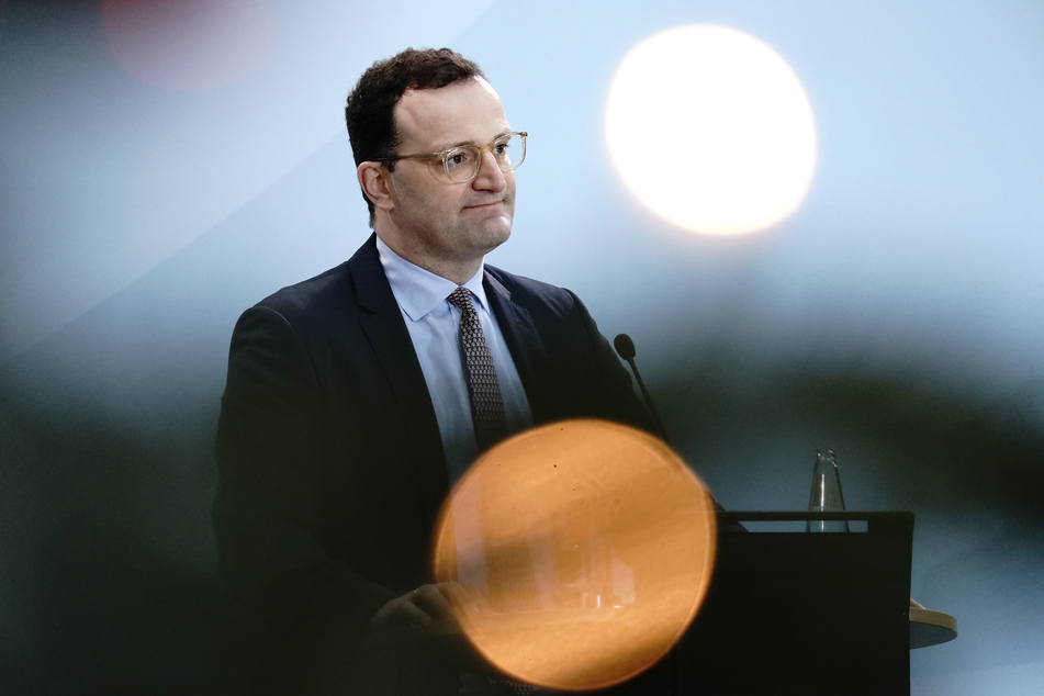 Die Entwicklungen des heutigen Freitags stimmen Gesundheitsminister Jens Spahn (SPD) positiv für den weiteren Kampf gegen das Coronavirus.