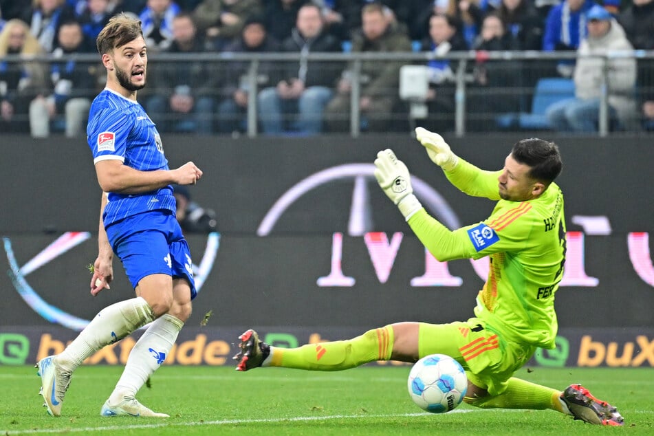 Darmstadts Killian Corredor (l.) bleibt cool und lässt HSV-Keeper Daniel Heuer Fernandes bei seinem Ausgleichstreffer keine Chance.