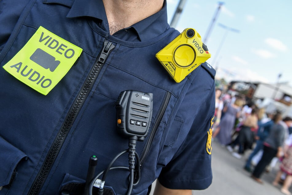 Zusätzliche Videokameras, mehr Polizeibeamte mit Bodycams, Eingangskontrollen und ein Überflugverbot - mit umfangreichen Maßnahmen wollen Polizei und Stadt München für Sicherheit auf dem Oktoberfest sorgen.