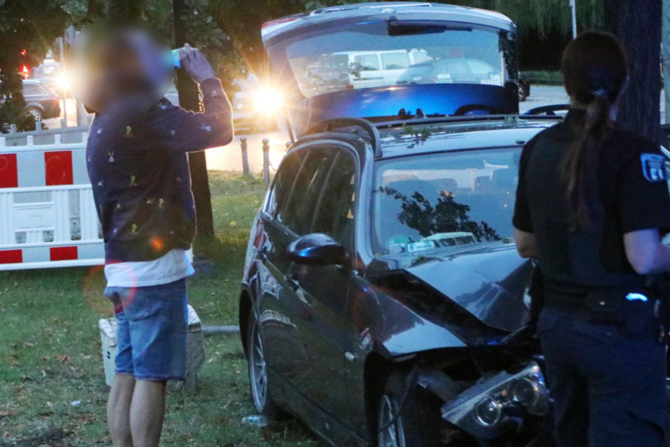 Der Fahrer betrachtet den Schaden und trinkt aus der Bacardi-Dose.