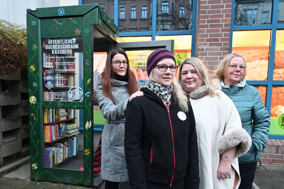 "Bücherhelden" vorm offenen Regal (v.l.): Jeannette Rat (49), Susi Schuster (34), Ursa Rüffer (45) und Gabi Mehrfert (68).