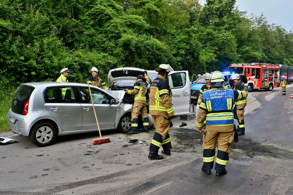 Zahlreiche Kameraden der Feuerwehr waren an der Unfallstelle im Einsatz.