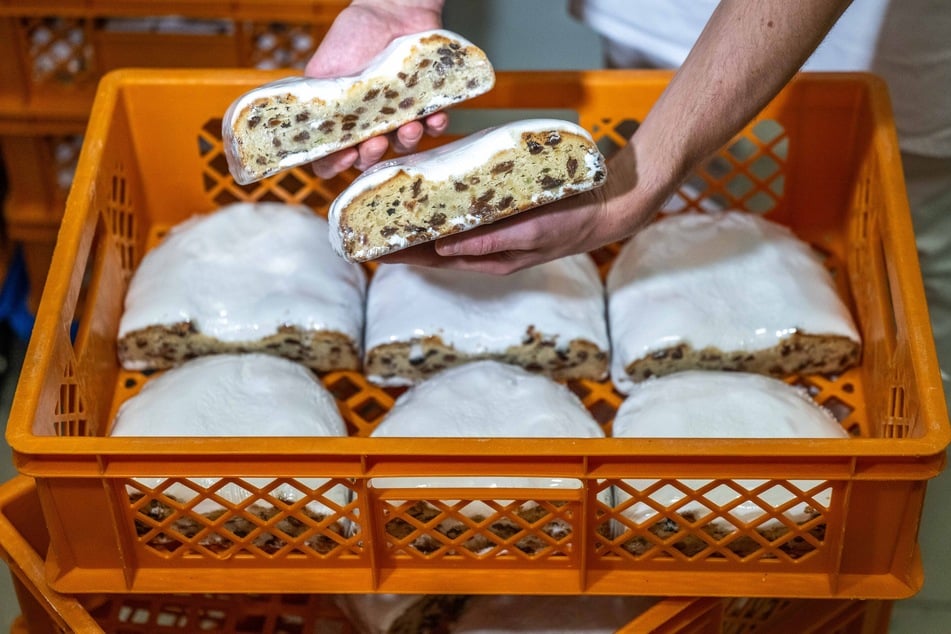 Der fertige Stollen liegt im Kühlhaus und reift dort fünf bis sechs Wochen.