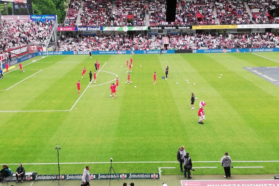 Volles Stadion und gute Stimmung. Auch das Team von Energie stimmt sich mit Abschlüssen ein.