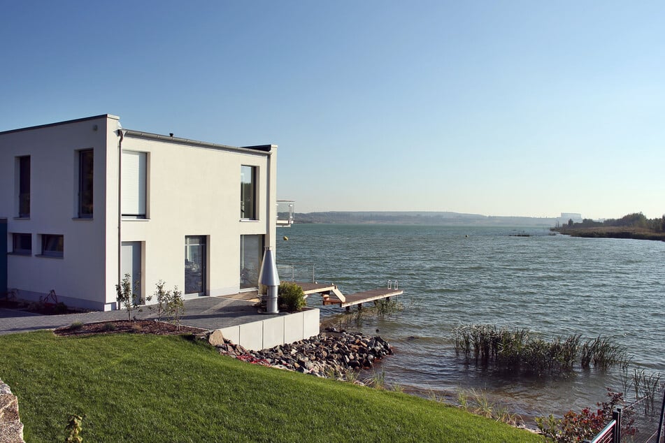 Am Hainer See gibt es neben dem Campingplatz auch zahlreiche Ferienhäuser und -wohnungen.