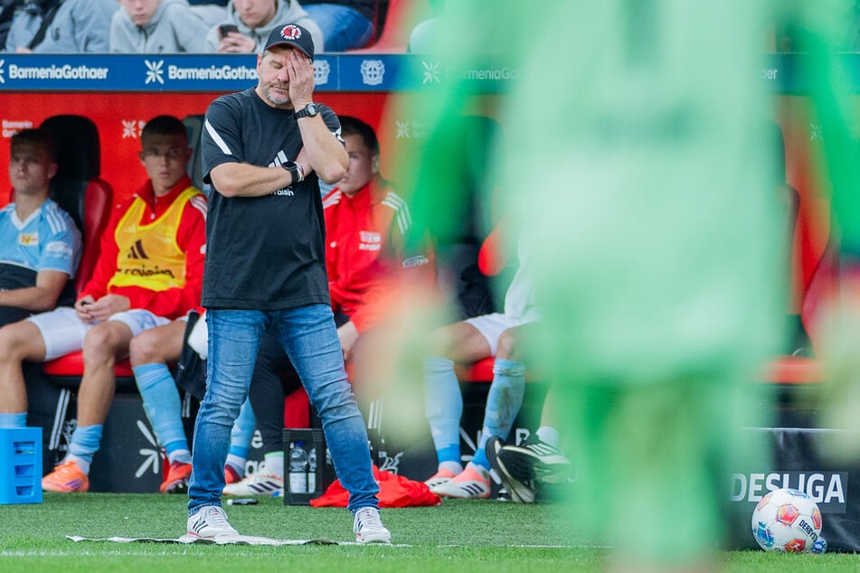 Steffen Baumgart fasst sich an den Kopf, rechts steht Torwart Rönnow.