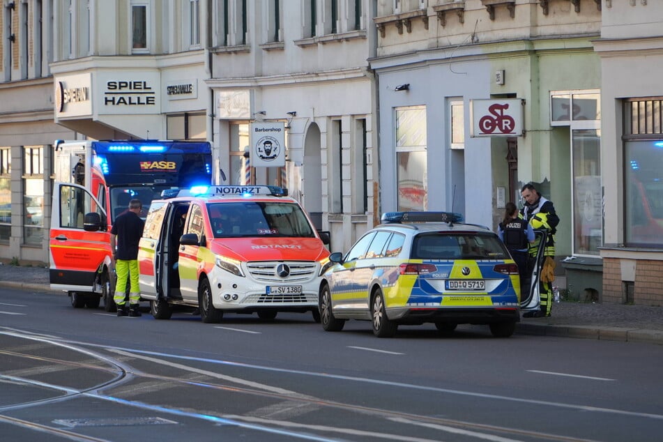 Auf der Georg-Schumann-Straße in Leipzig gab es ebenfalls eine Auseinandersetzung, wodurch mindestens eine Person verletzt wurde.