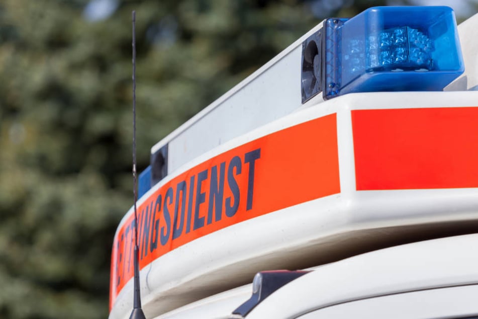 Nach der Erstversorgung vor Ort wurde der verletzte Feuerwehrmann zur weiteren Untersuchung in ein Krankenhaus gebracht.