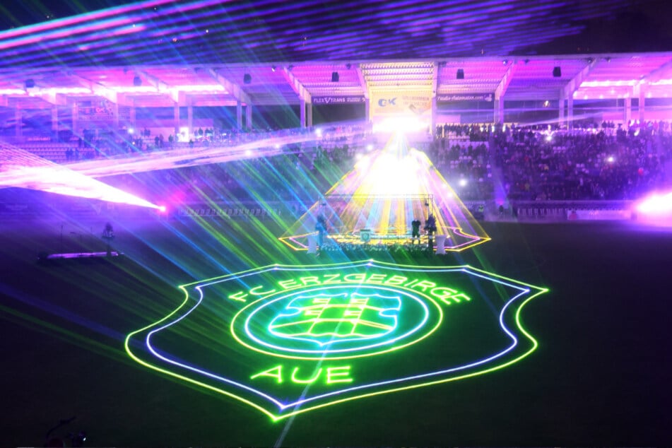 Mega! Mit einer grandiosen Lasershow endete eine stimmungsvolle Geburtstagfeier beim FC Erzgebirge.