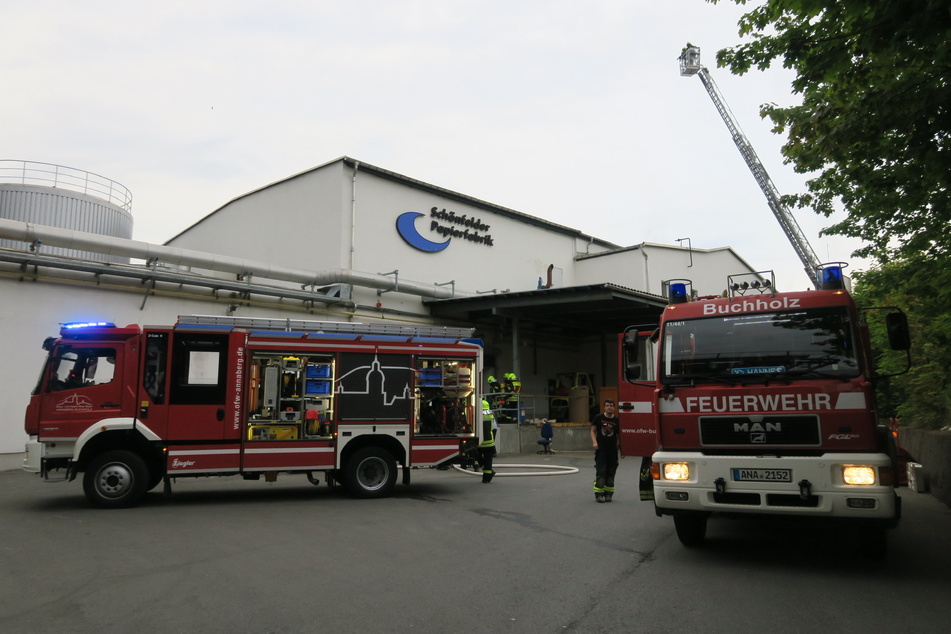 Die Feuerwehr führte am Freitagabend eine Übung in der Schönfelder Papierfabrik in Annaberg-Buchholz durch.