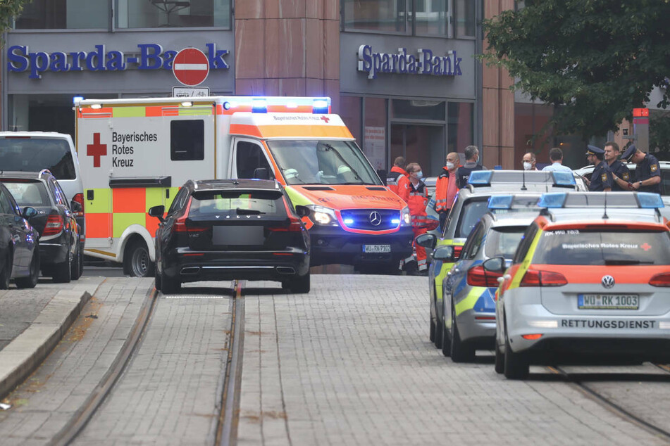Polizei und Rettungskräfte nach der Tat in der Würzburger Innenstadt.