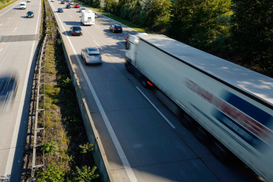 Lastwagen prallt auf A5 gegen Leitplanke: 200 Liter Diesel ausgelaufen