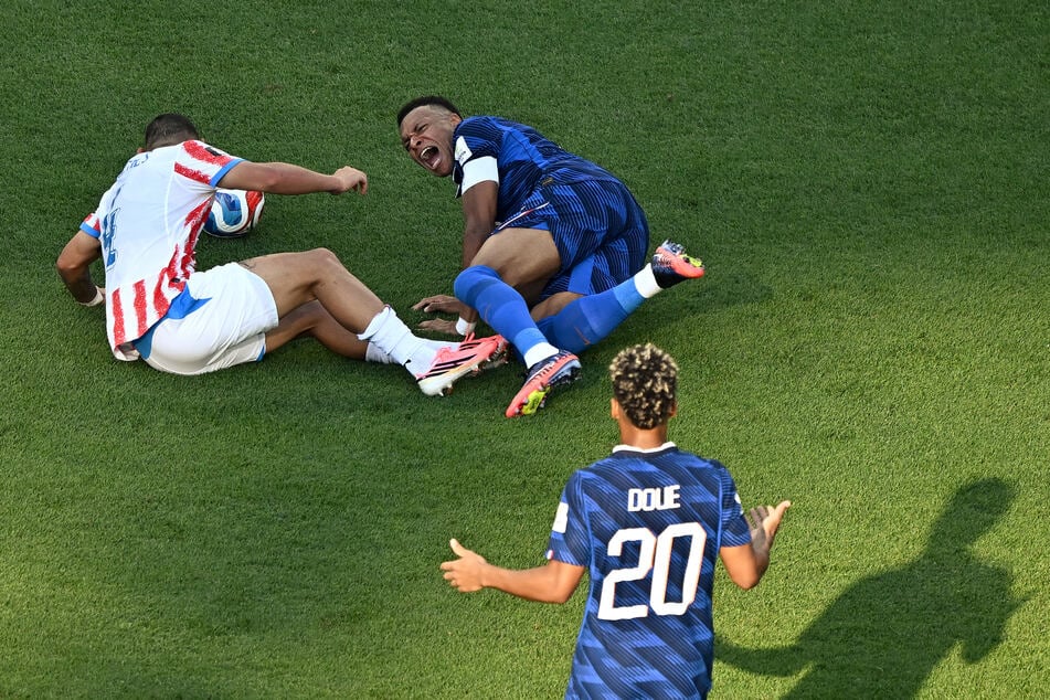 Die Partie zwischen Frankreich und Paraguay wurde von ständigen Tretereien und Unsportlichkeiten der Südamerikaner überschattet.