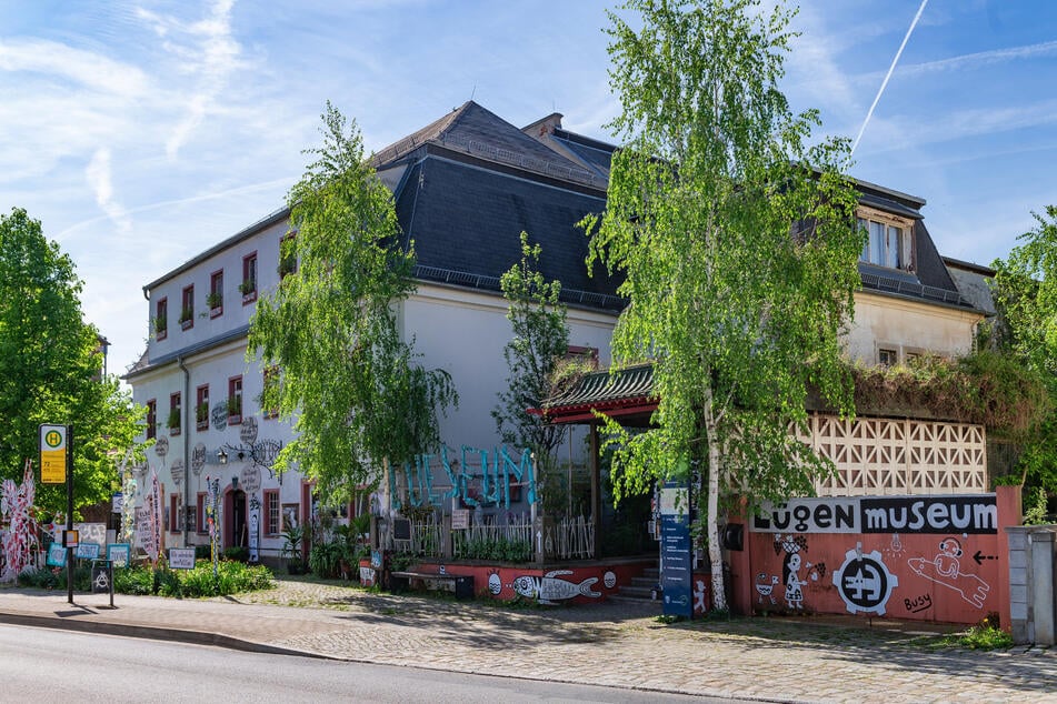 Seit 2012 ist das Lügenmuseum im Gasthof Serkowitz (1337 erstmals erwähnt) in Radebeul beheimatet.