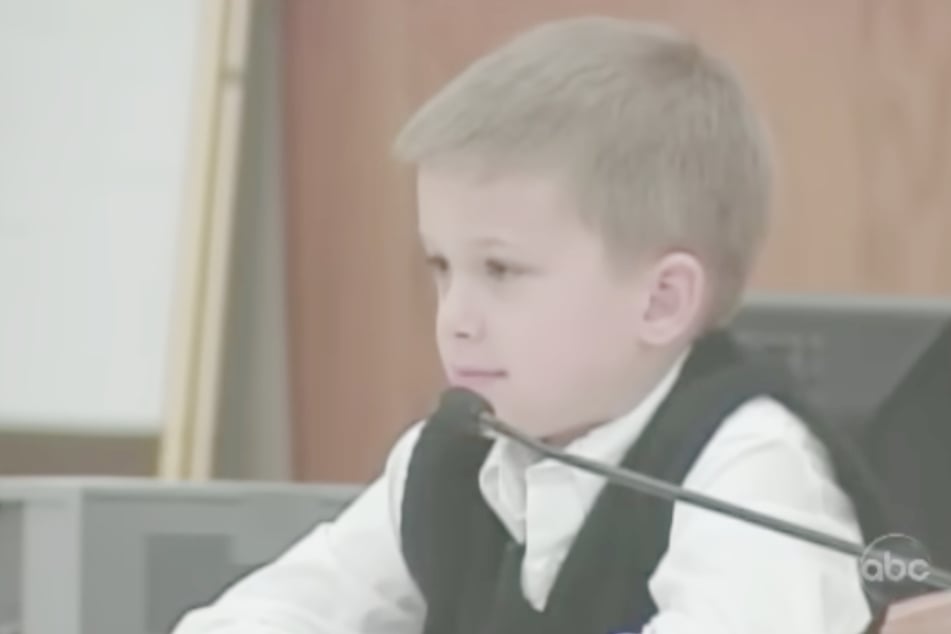 AJ Hutto musste vor Gericht gegen seine eigene Mutter aussagen.