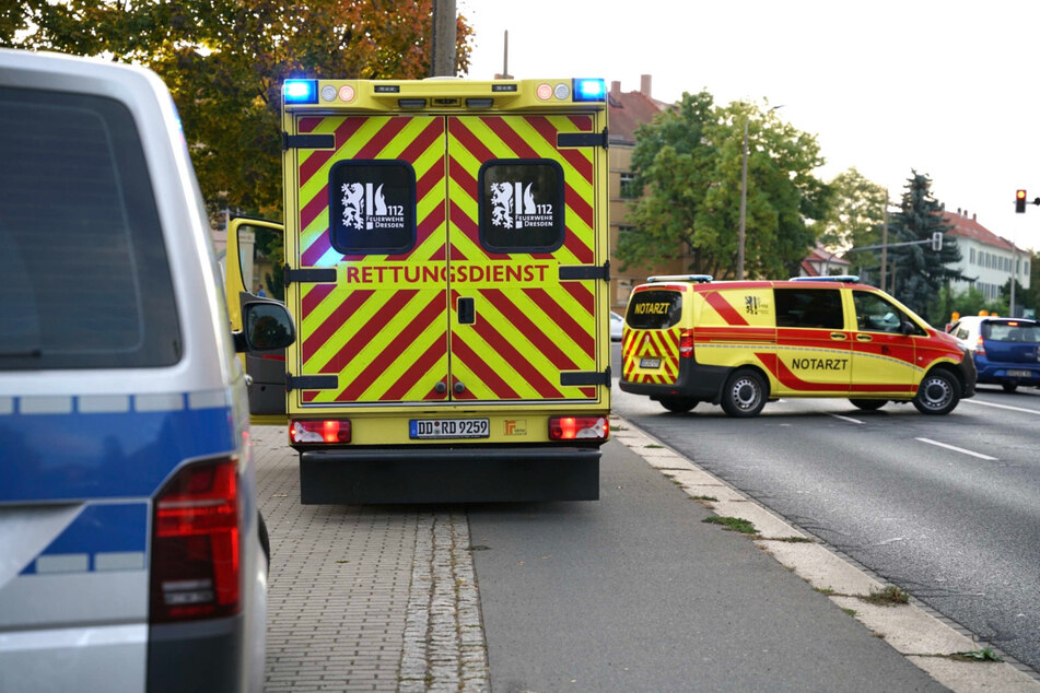 Rettungssanitäter kümmerten sich um den verletzten Fußgänger und brachten ihn in eine Klinik.