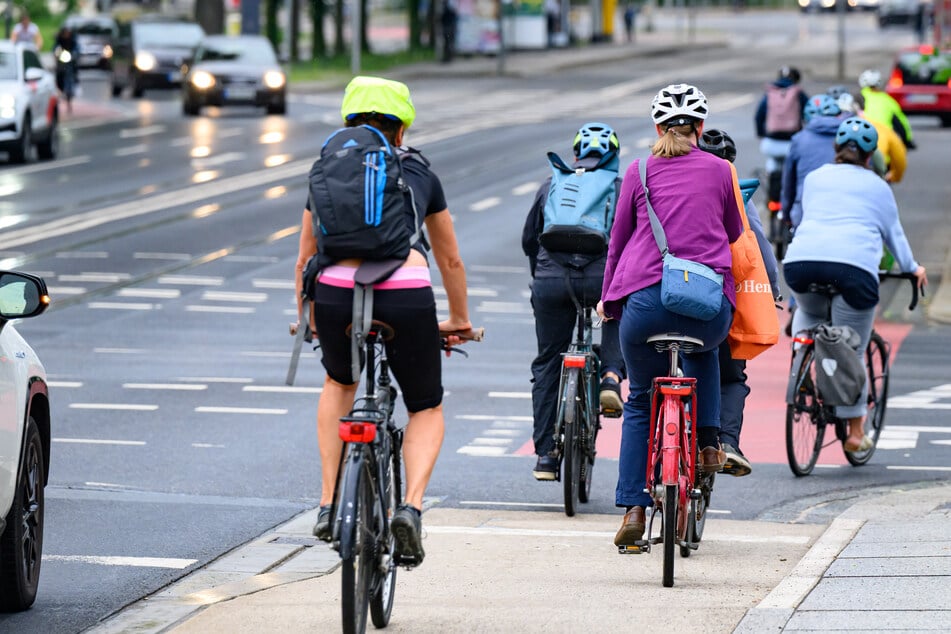 Häufig klagen Radfahrer über fehlenden Abstand von Autofahrern beim Überholen. (Archivfoto)