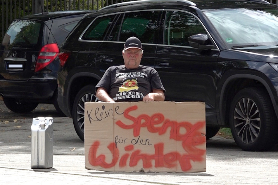 Rentner Holger Thude (67) sitzt mit einem Schild am Straßenrand der B245a und demonstriert die steigenden Gas- und Lebensmittelpreise.