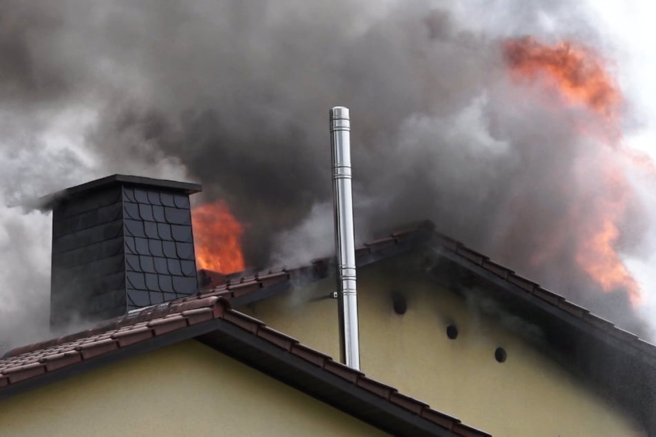 Flammen schlugen aus dem Dach des Hauses in Fürth bei Bensheim.