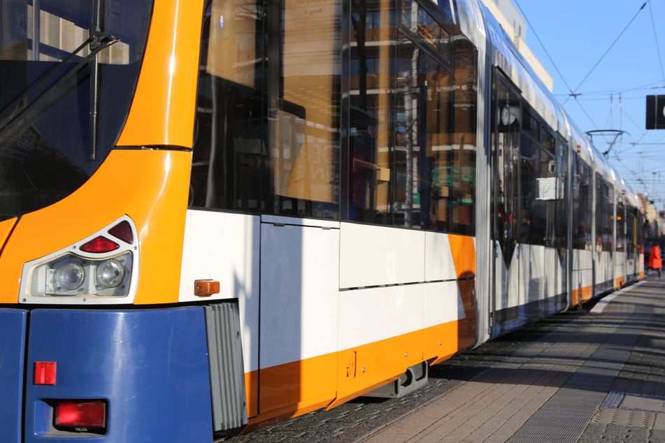 Verheerender Unfall mit Straßenbahn: Radfahrer nach Crash in Lebensgefahr