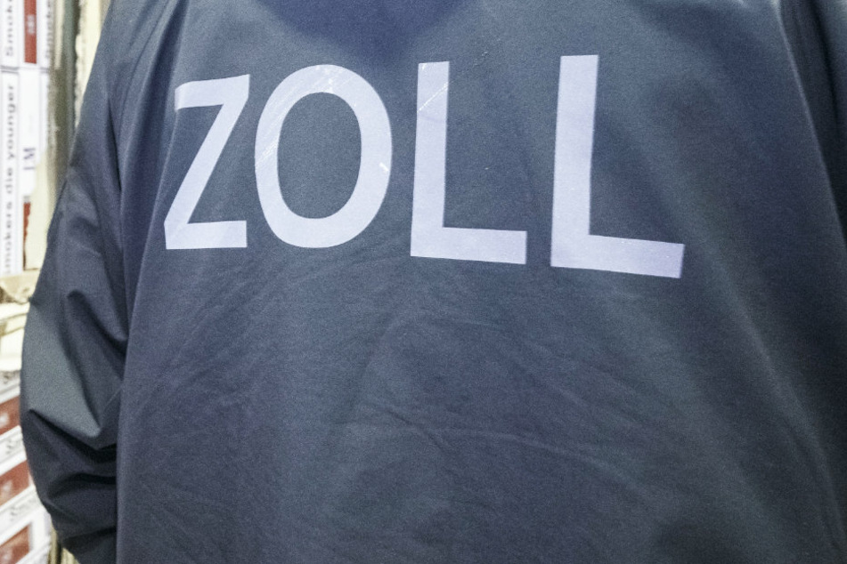 Der Zoll warnt vor Betrügern, die sich als deutsche Zollverwaltung ausgeben - und zu Zahlungen auffordern. (Symbolbild)