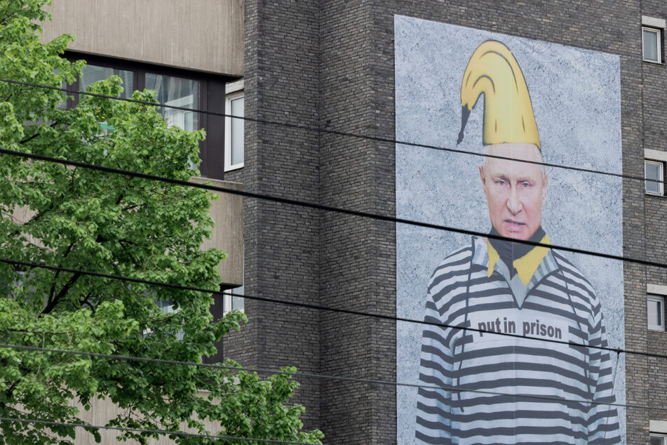 Riesiges Protest-Plakat gegen Putin in Köln: In Bananenmütze und Knast-Kluft!