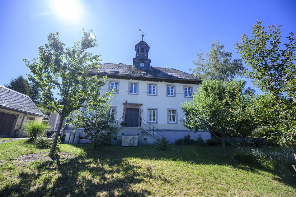 Die Ausstellung in der Alten Schule zu Hennersdorf ist sonntags und nach Absprache geöffnet.