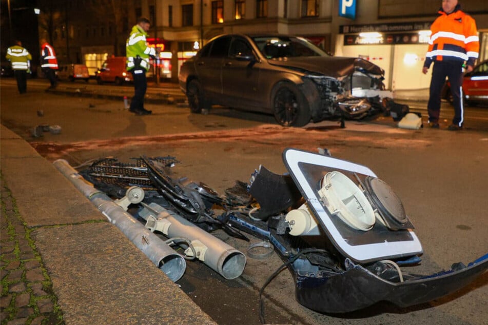 Sperrung nach Crash in Dresdner Straße: Mercedes-Fahrer verweigert Alkoholtest