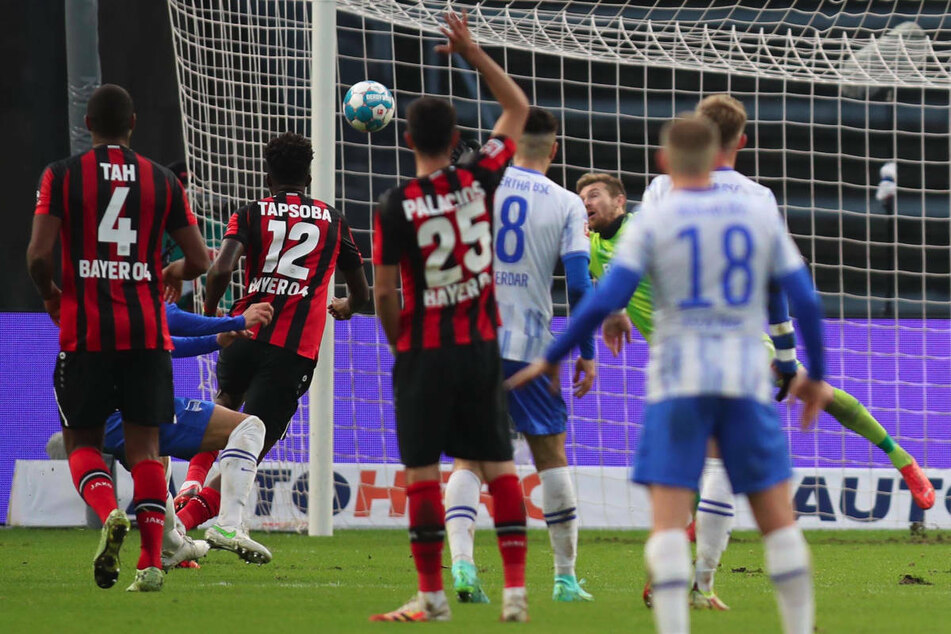 Der herrliche Linksschuss von Herthas Stevan Jovetic (nicht im Bild) schlägt unhaltbar für Leverkusens Keeper Lukas Hradecky im linken Dreiangel ein.