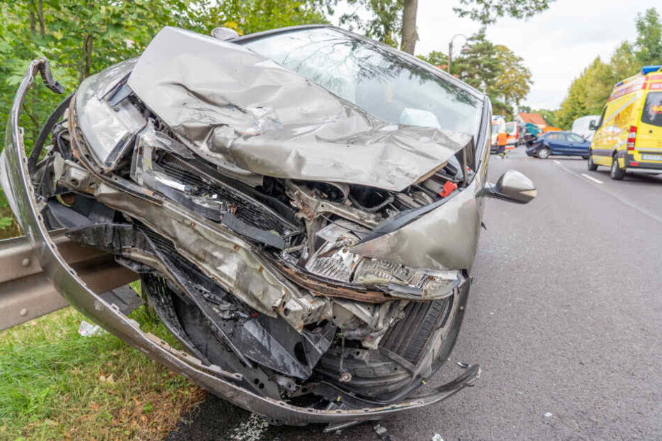 Das Auto blieb auf der Leitplanke hängen.