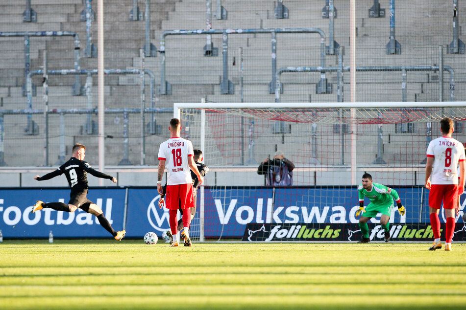 Nichts zu machen für FSV-Keeper Johannes Brinkies: Kaiserslauterns Marvin Pourie nimmt Anlauf zum Strafstoß und erzielt damit das 1:0 für den FCK.