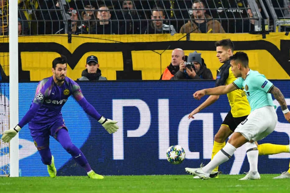 Inter-Stürmer Lautaro Martinez (r.) trifft zum 1:0 für Mailand.