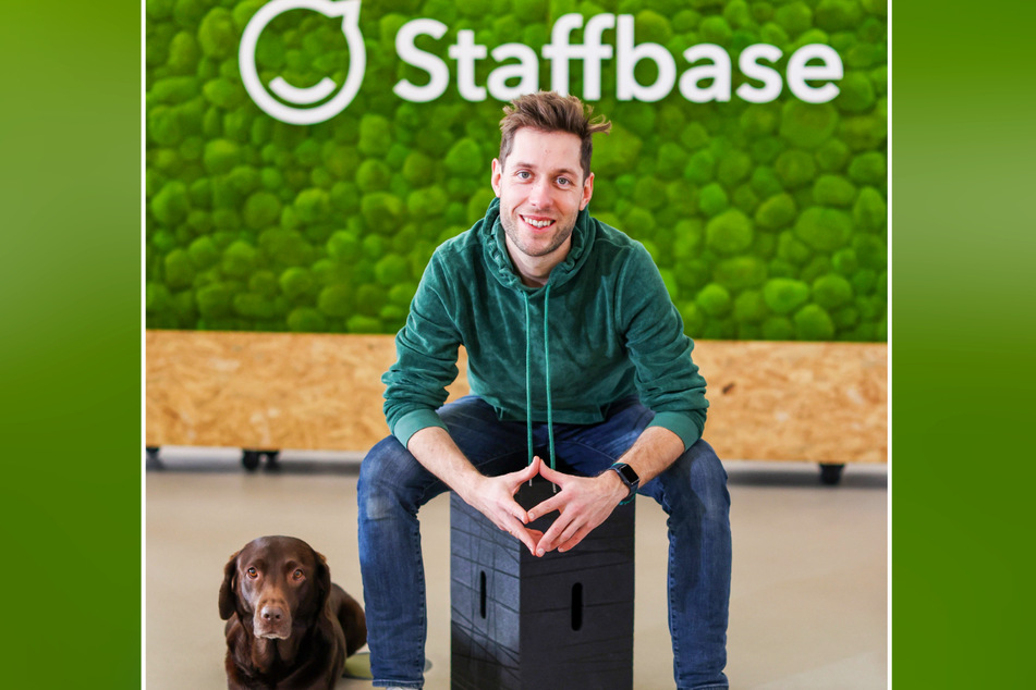 Bürohund Coco begleitet den Arbeitsalltag von Staffbase-Chef Martin Böhringer (37).