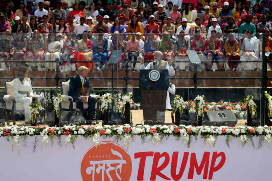 Narendra Modi (r-l), Premierminister von Indien, spricht während der Willkommensveranstaltung für Donald und Melania Trump im Sardar-Patel-Gujarat-Stadion.