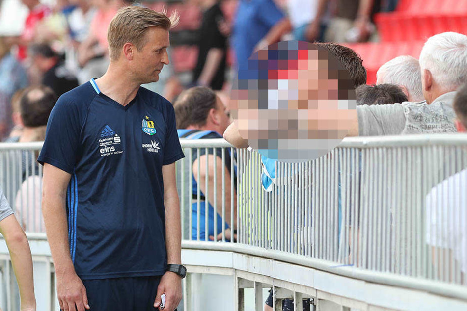 Böser Blick von Coach David Bergner (l.) zu dem CFC-Krakeeler, dem die Einwechslung von Emmanuel Mbende nicht passte.