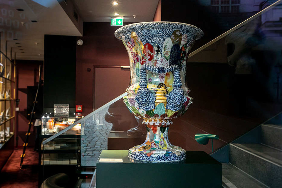Eine Kratervase ist im neuen Meissen-Shop am Dresdner Neumarkt ausgestellt und wartet auf solvente Kunden.
