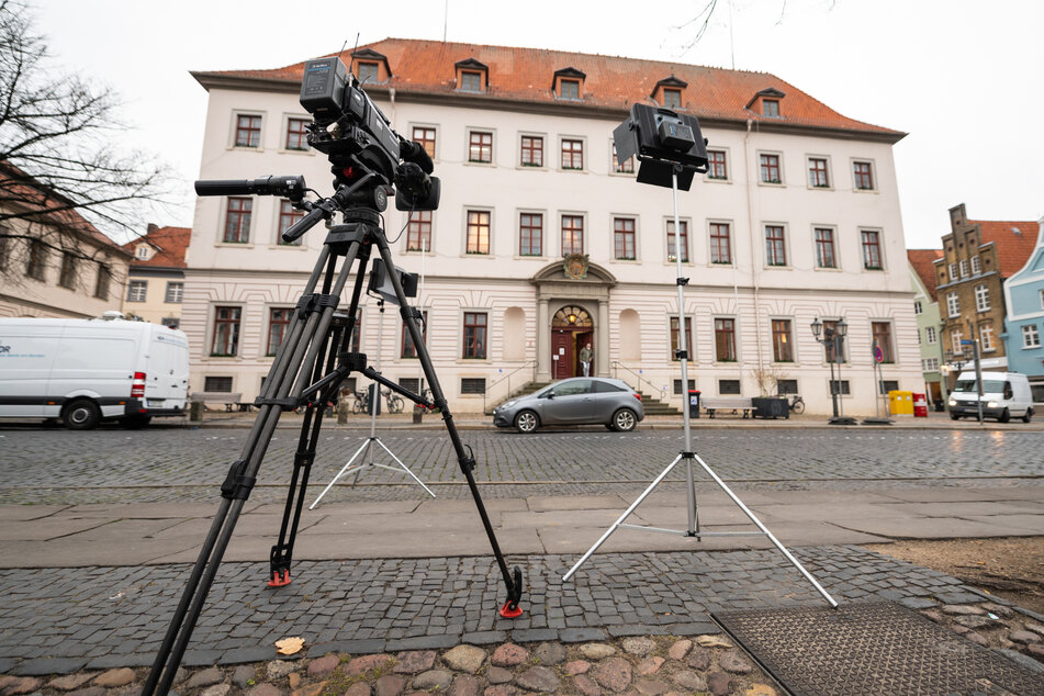 Das Landgericht Lüneburg hat im Fall eines Seniors, der seine Ehefrau erstickte, ein Urteil gefällt.