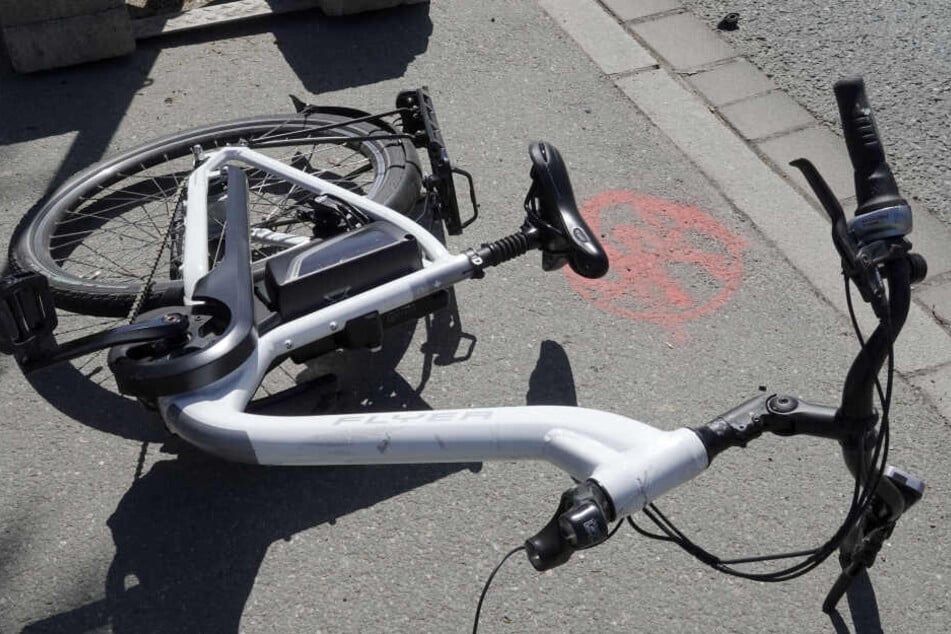 Das Fahrrad brach bei dem Unfall auseinander.