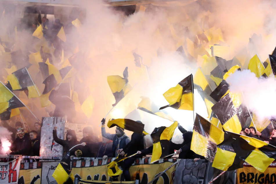 Auch Pyrotechnik wurde von den Dynamo-Anhängern gezündet.