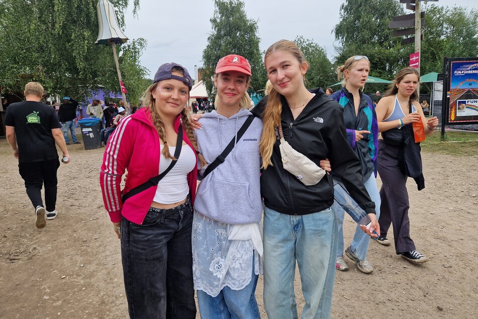 Von links nach rechts: Ida (16), Rosa und Freda (beide 18) lieben den Vibe des Festivals südlich der Elbe. Die Highlights der drei waren bis jetzt die Auftritte von Meute und Mayberg am Samstag. Heute freuen sich sie sich noch auf die Konzerte der Headliner Makko und Jeremias.