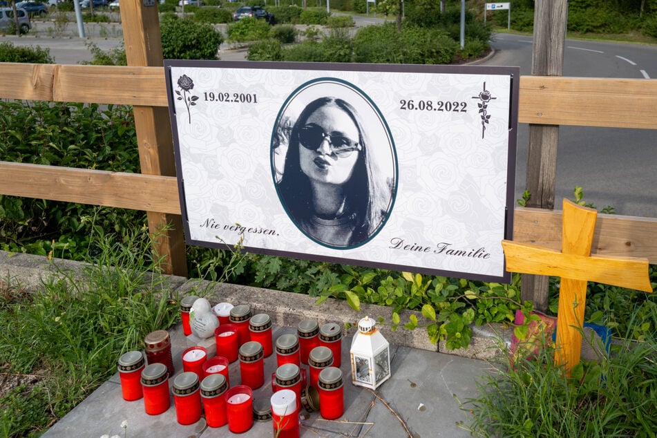 Angehörige der getöteten 21-Jährigen haben am Unfallort eine Gedenkstätte errichtet. (Archiv)