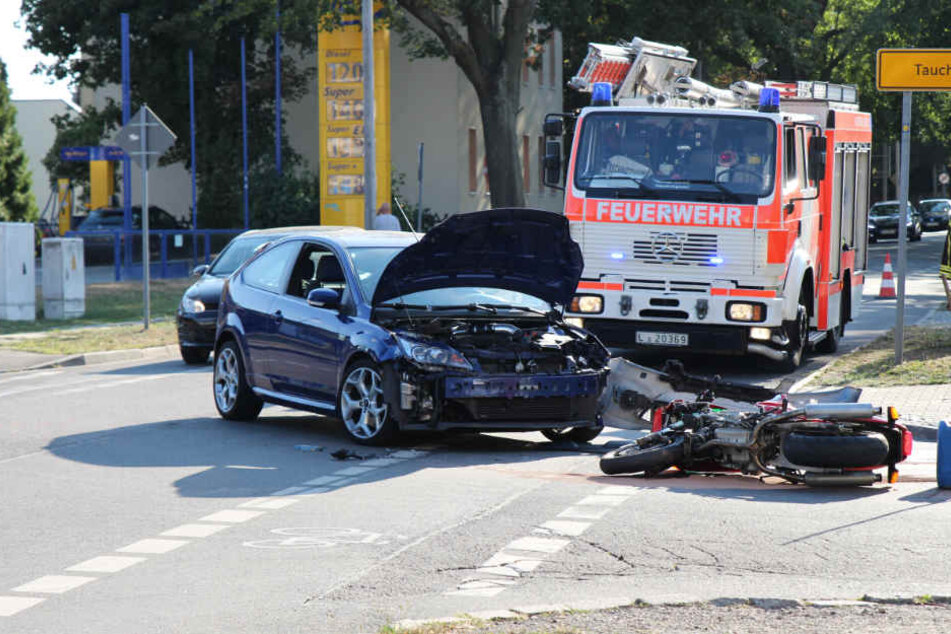 Der Kradfahrer wurde bei dem Sturz auf der Kreuzung verletzt und anschließend ins Krankenhaus gebracht.