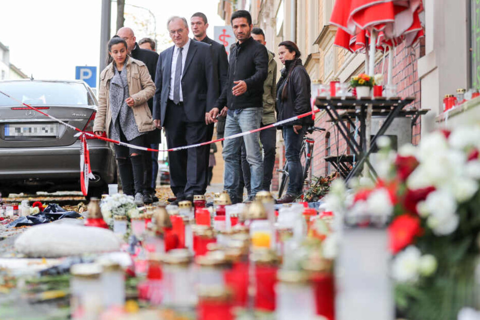 Sachsen-Anhalts Ministerpräsident Reiner Haseloff (CDU, mit Krawatte) gedachte am Freitag vor dem Kiez-Döner von Izzet Cagac dem darin getöteten 20-jährigen Kevin S.
