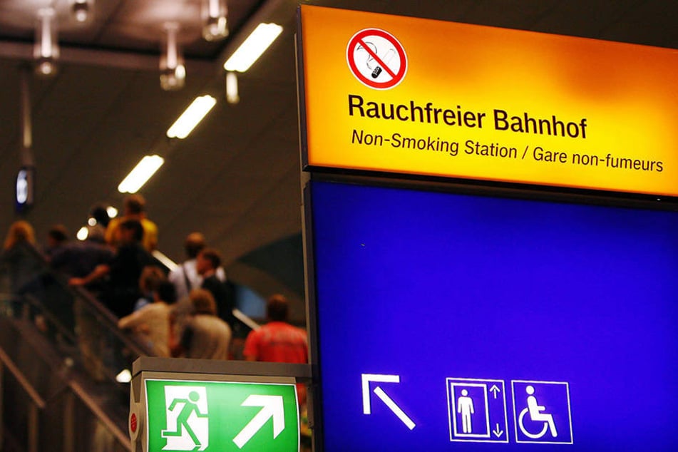 Das Rauchverbot im Hauptbahnhof Halle an der Saale hat ein Betrunkener bewusst ignoriert - mit Folgen. (Symbolbild)