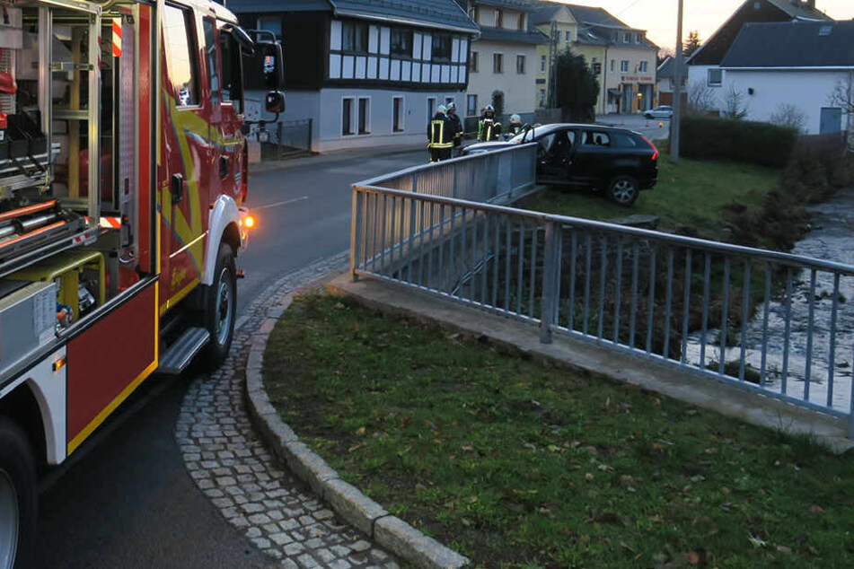 Die Feuerwehr sicherte das Fahrzeug ab, bis der Abschleppdienst kam.